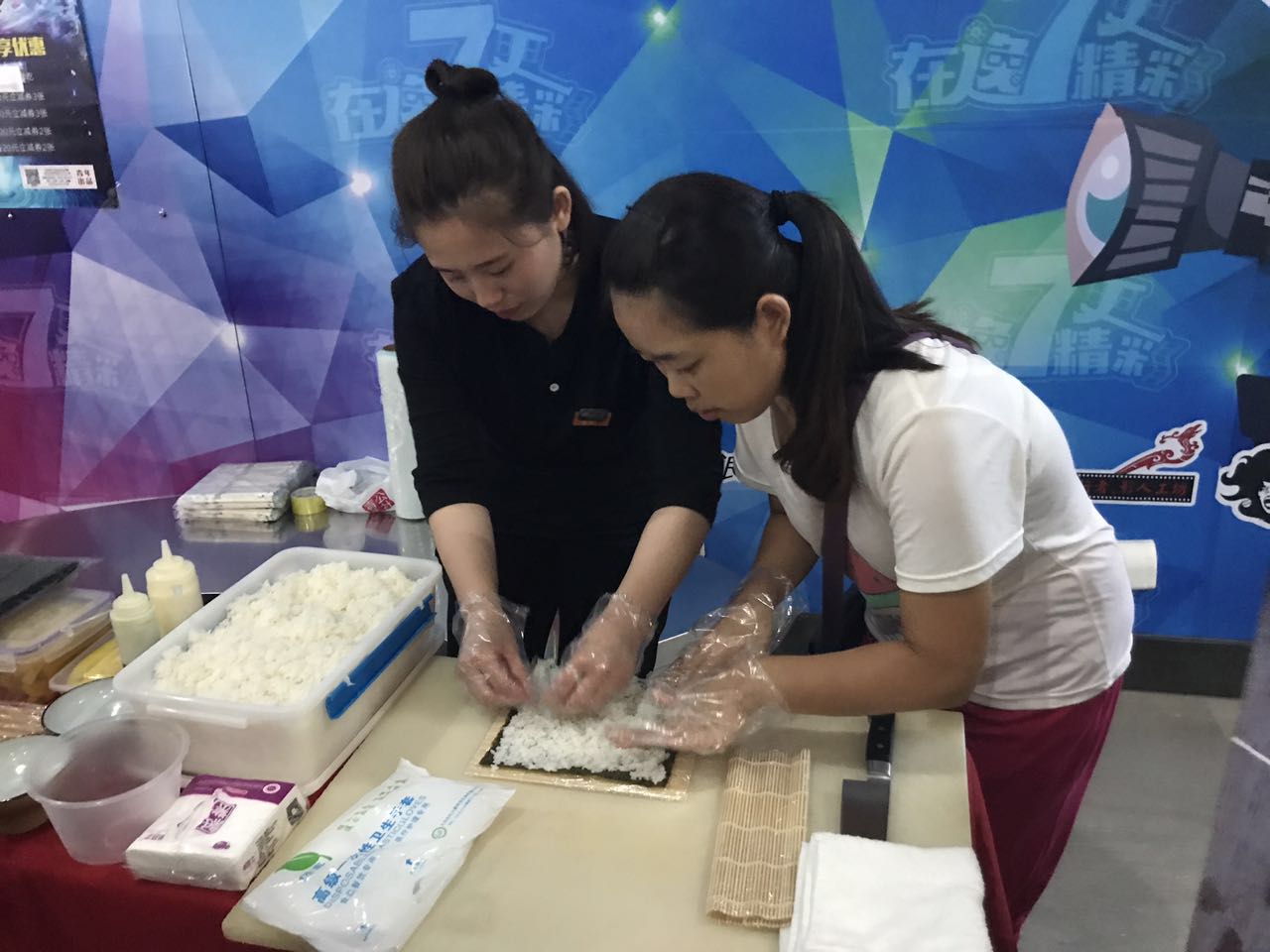 百惠公社攜手金逸影城進(jìn)行壽司DIY活動(dòng)